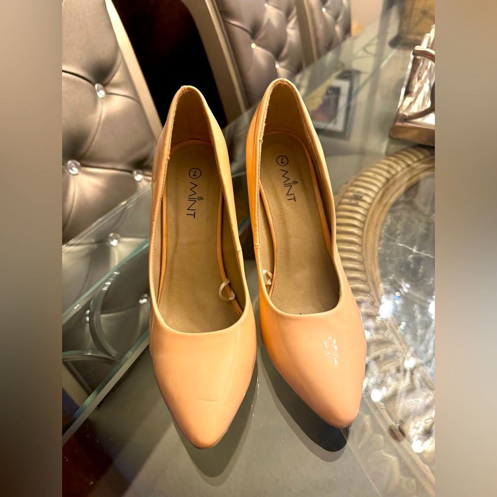 A beautiful beige pump heel size 7 bottom up winners